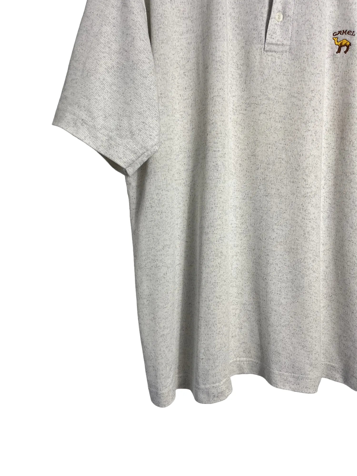 Détail col polo boutonné vert foncé contrastant sur polo homme Camel blanc chiné taille L