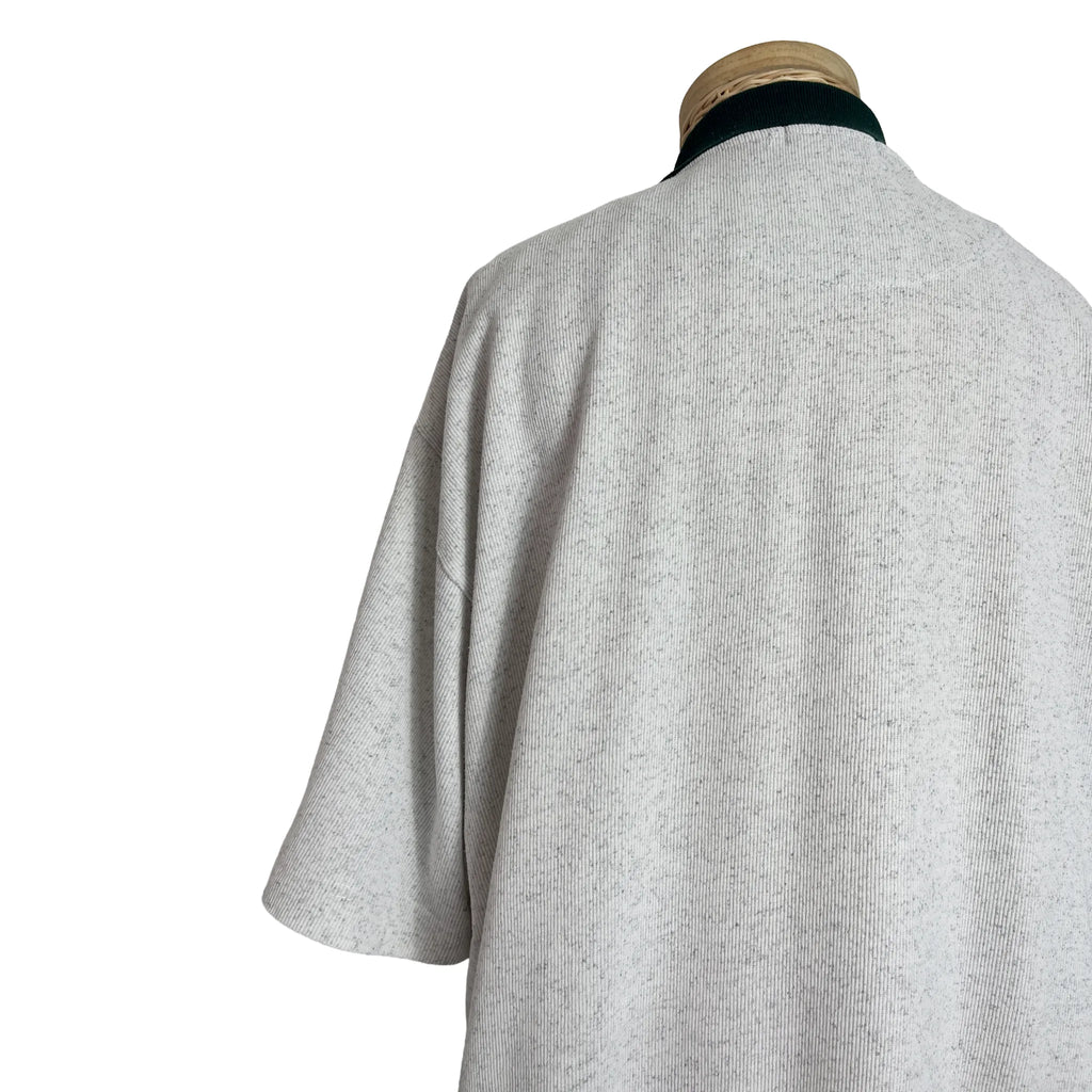 Détail épaule et col dos du polo homme Camel blanc chiné, taille L