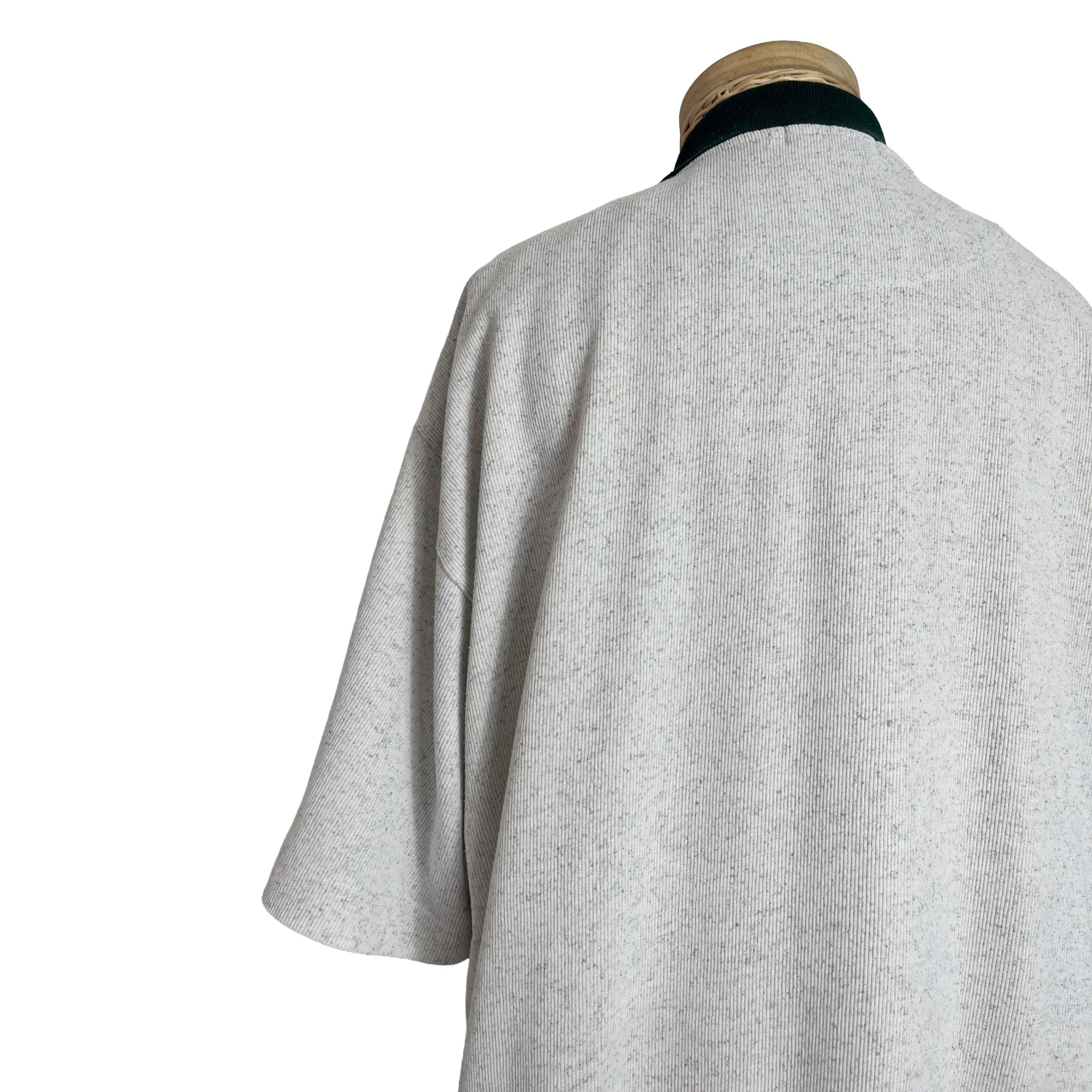 Détail épaule et col dos du polo homme Camel blanc chiné, taille L