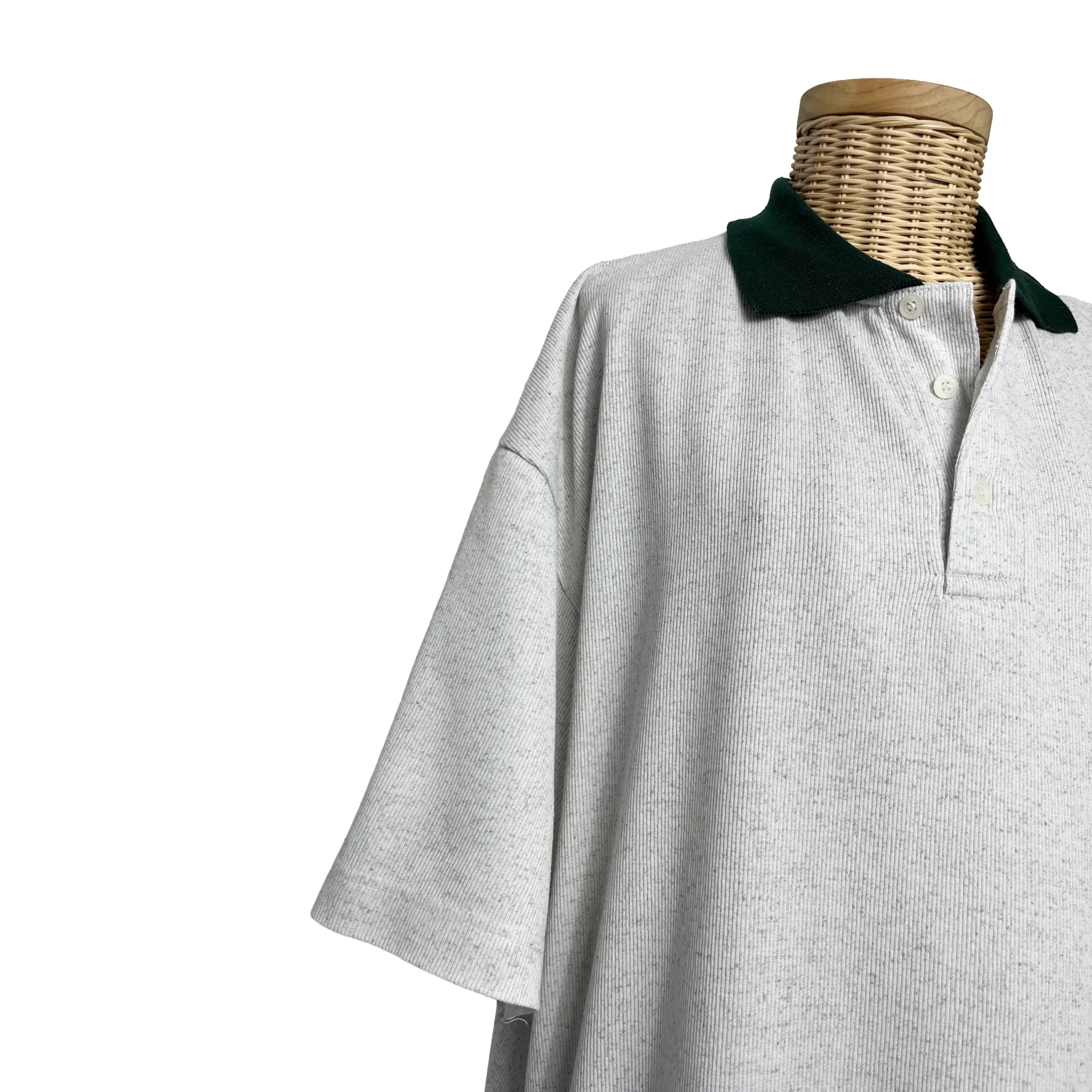 Détail épaule et col vert du polo homme Camel blanc chiné, taille L