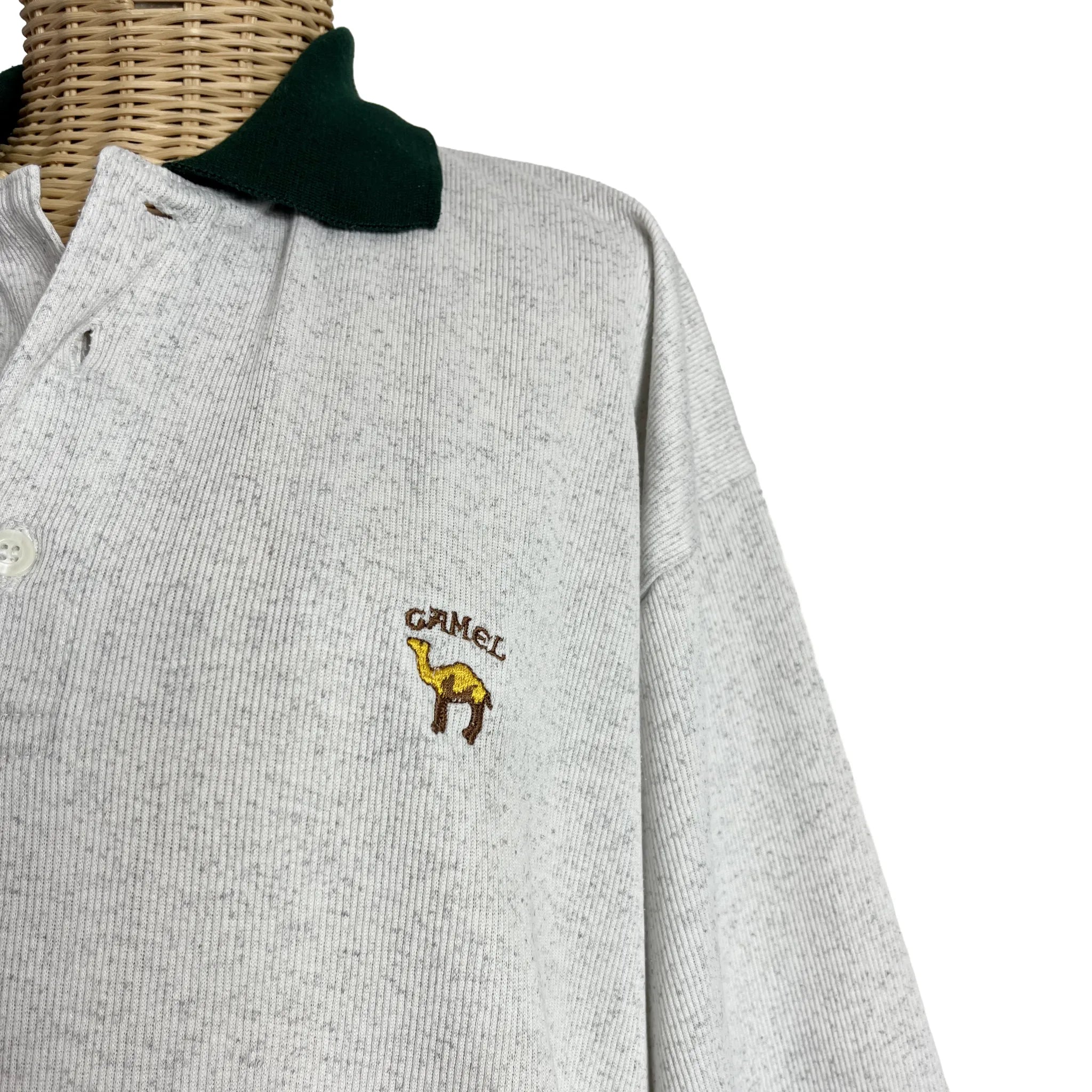 Détail logo Camel brodé au cœur du polo homme blanc chiné, taille L