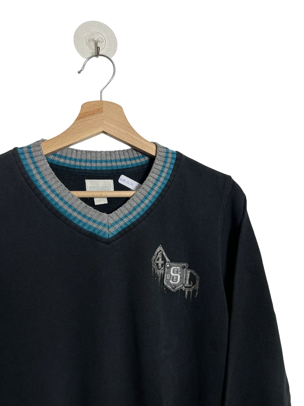 Détail logo cœur et col V bi-colore du pull femme Diesel vintage noir taille 36