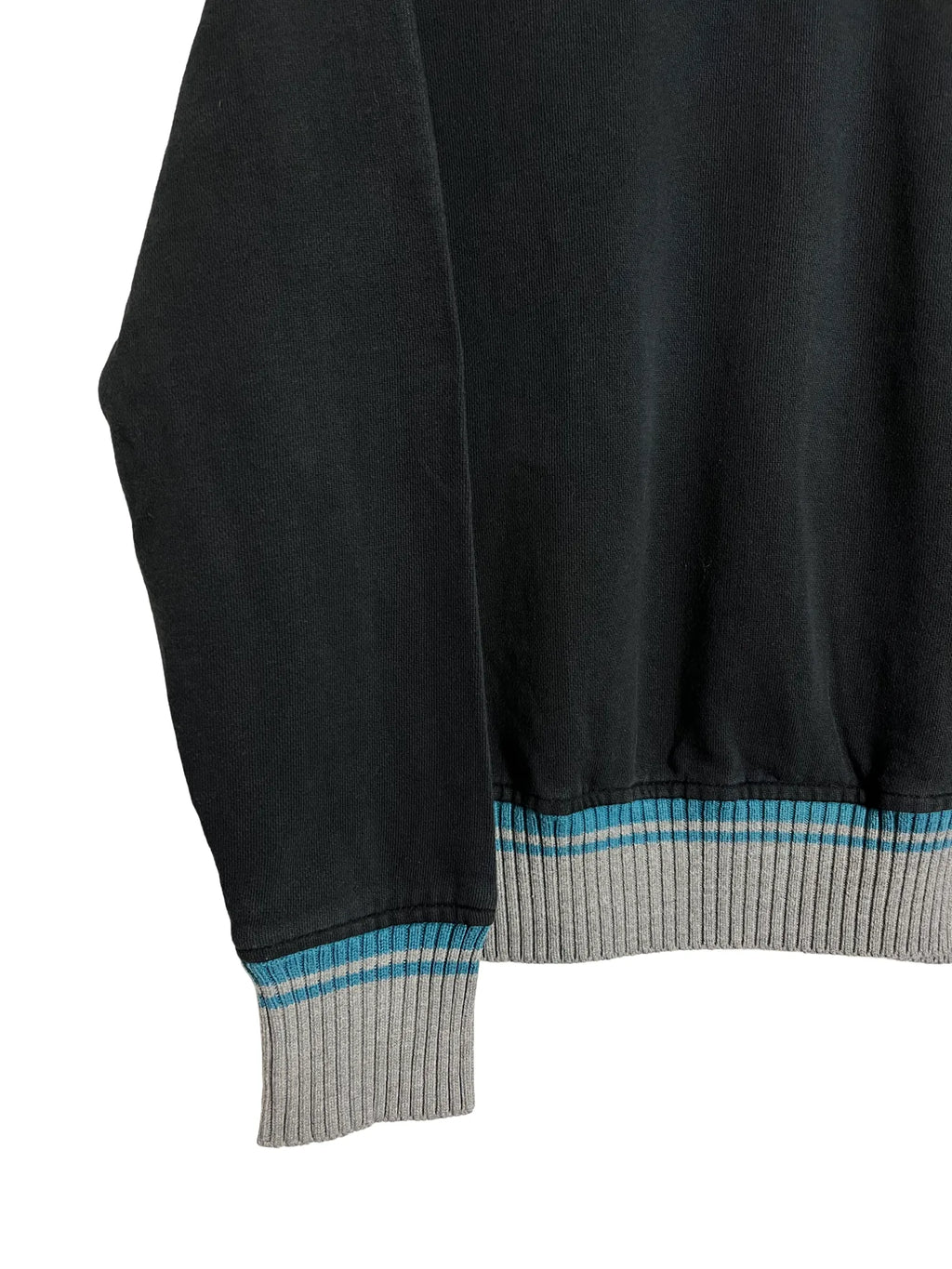 Détail bas de manche bi-colore du pull femme Diesel vintage noir taille 36