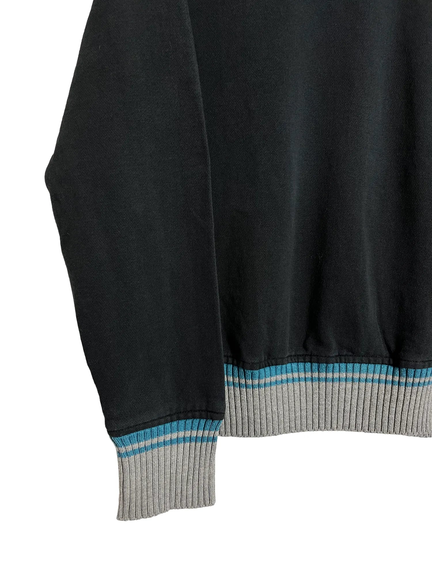 Détail bas de manche bi-colore du pull femme Diesel vintage noir taille 36