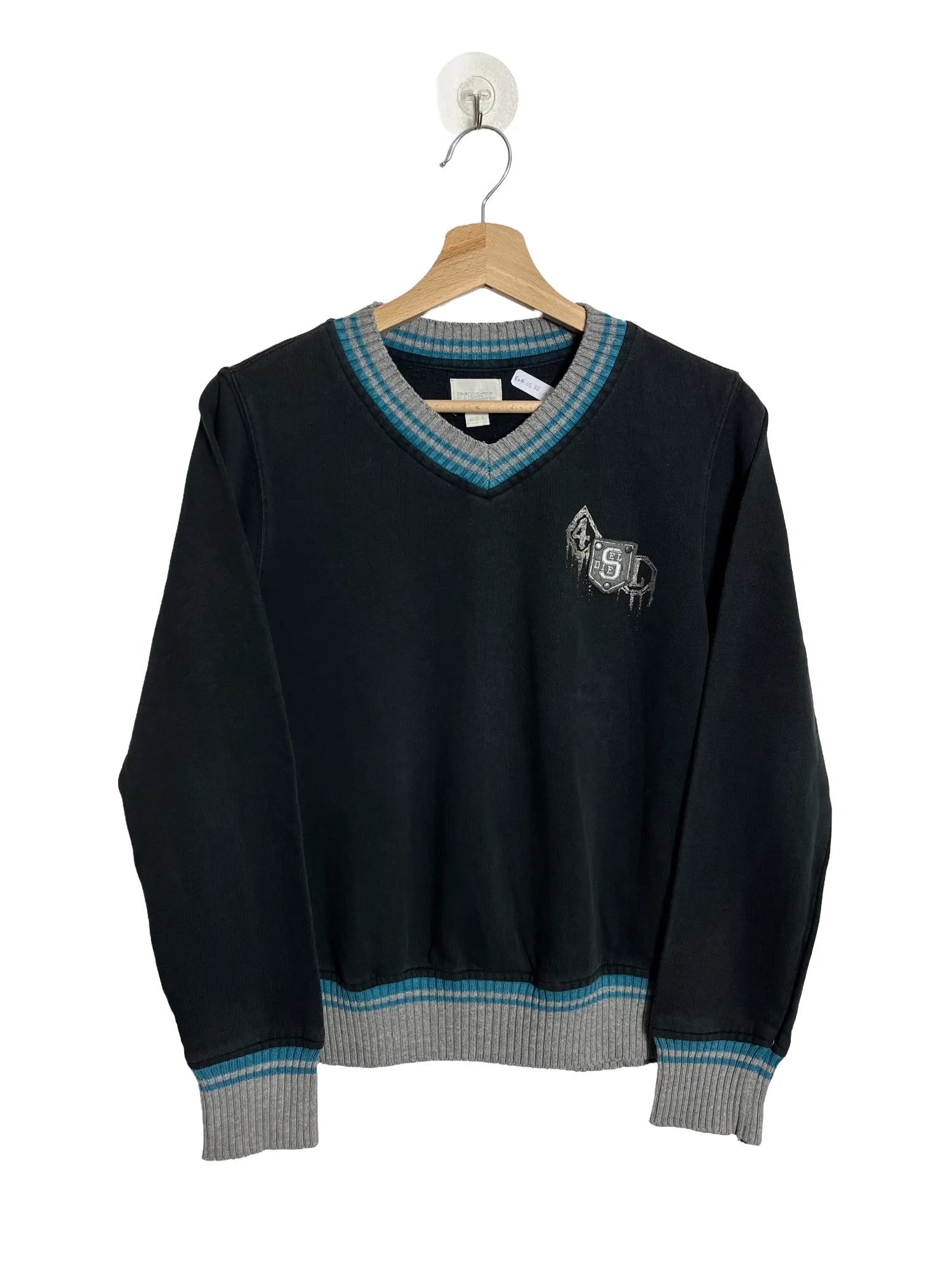 Pull femme Diesel vintage noir col V, logo cœur, col et manches bi-colore, taille 36, vue de face
