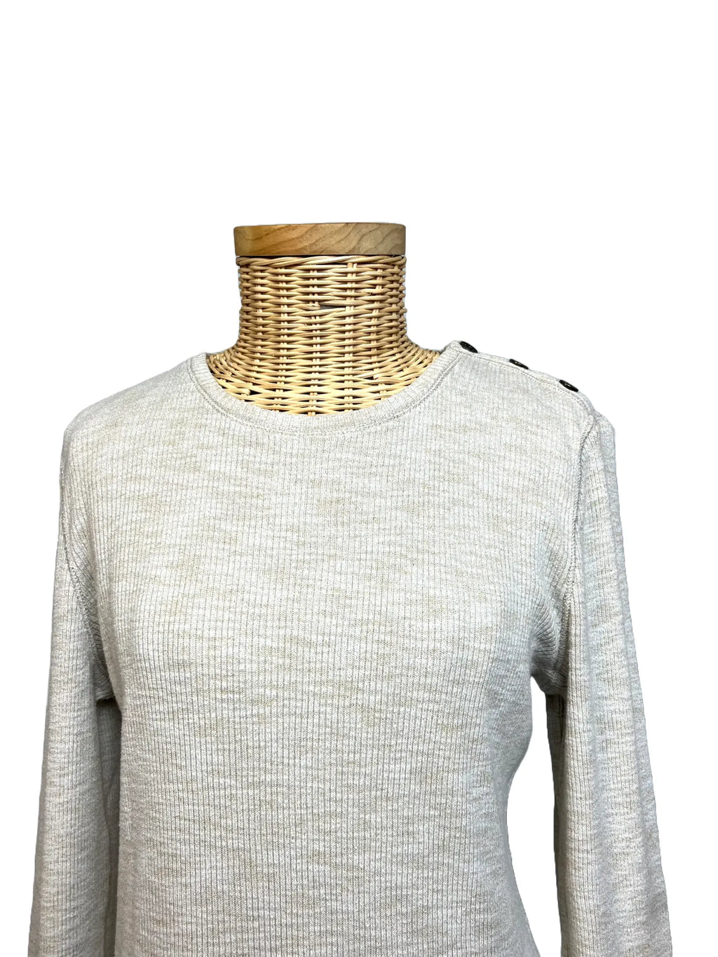 Détail boutons décoratifs à l'épaule du pull léger femme Ralph Lauren blanc crème taille 40