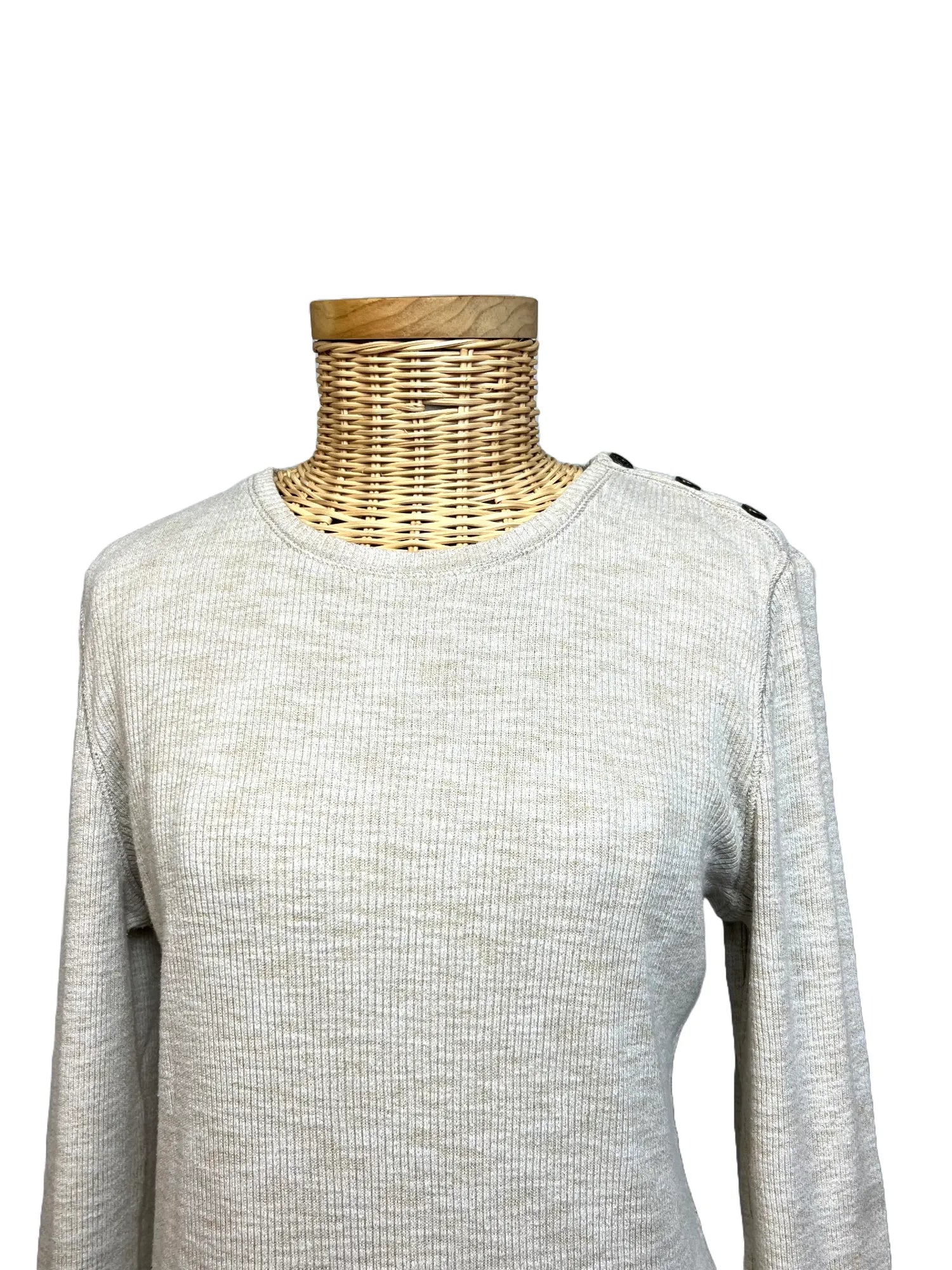 Détail boutons décoratifs à l'épaule du pull léger femme Ralph Lauren blanc crème taille 40