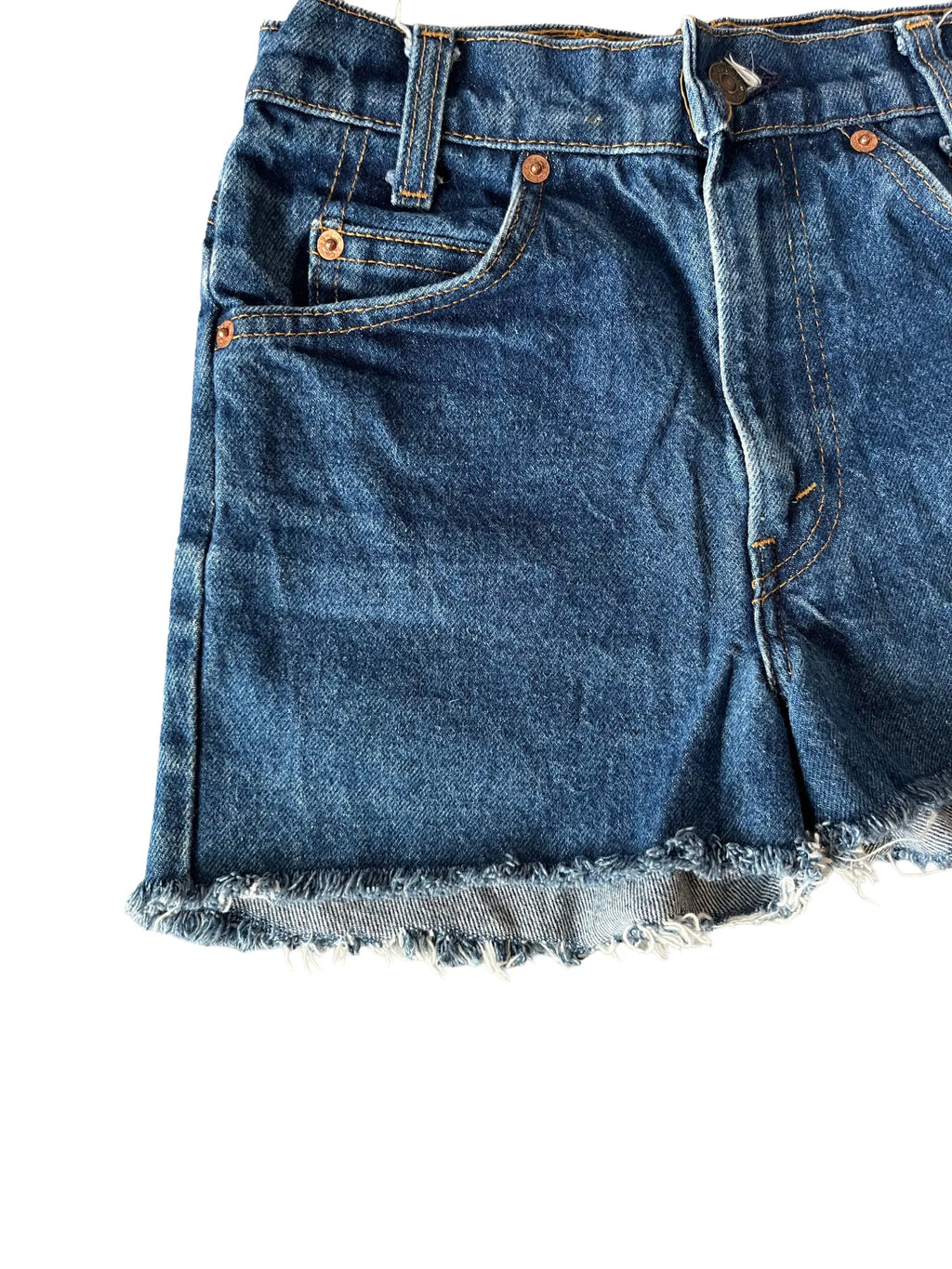 Détail bas de jambe effiloché du short femme Levi's en jean bleu taille 34