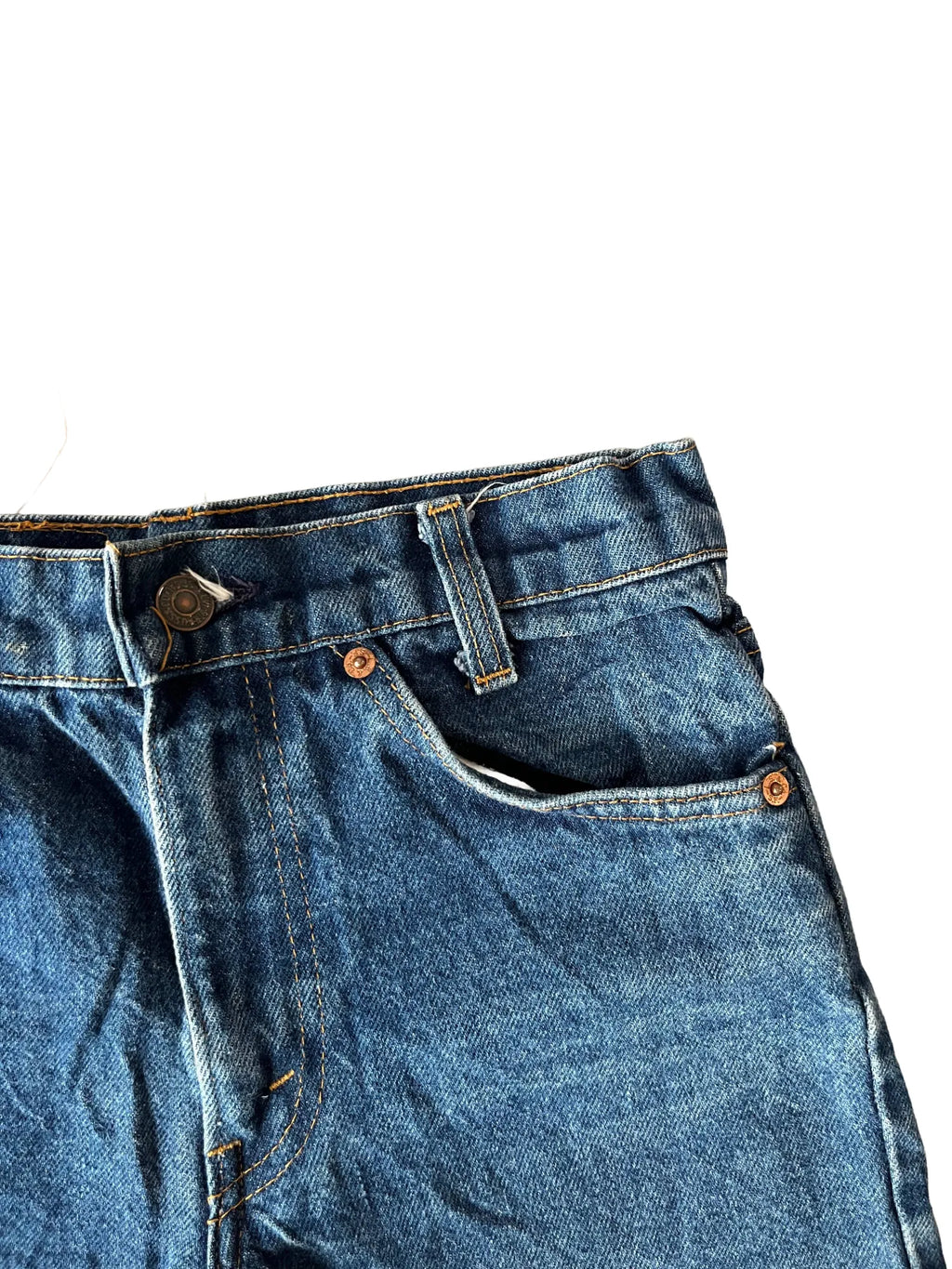 Détail ceinture et patch Levi's sur short femme en jean bleu taille 34