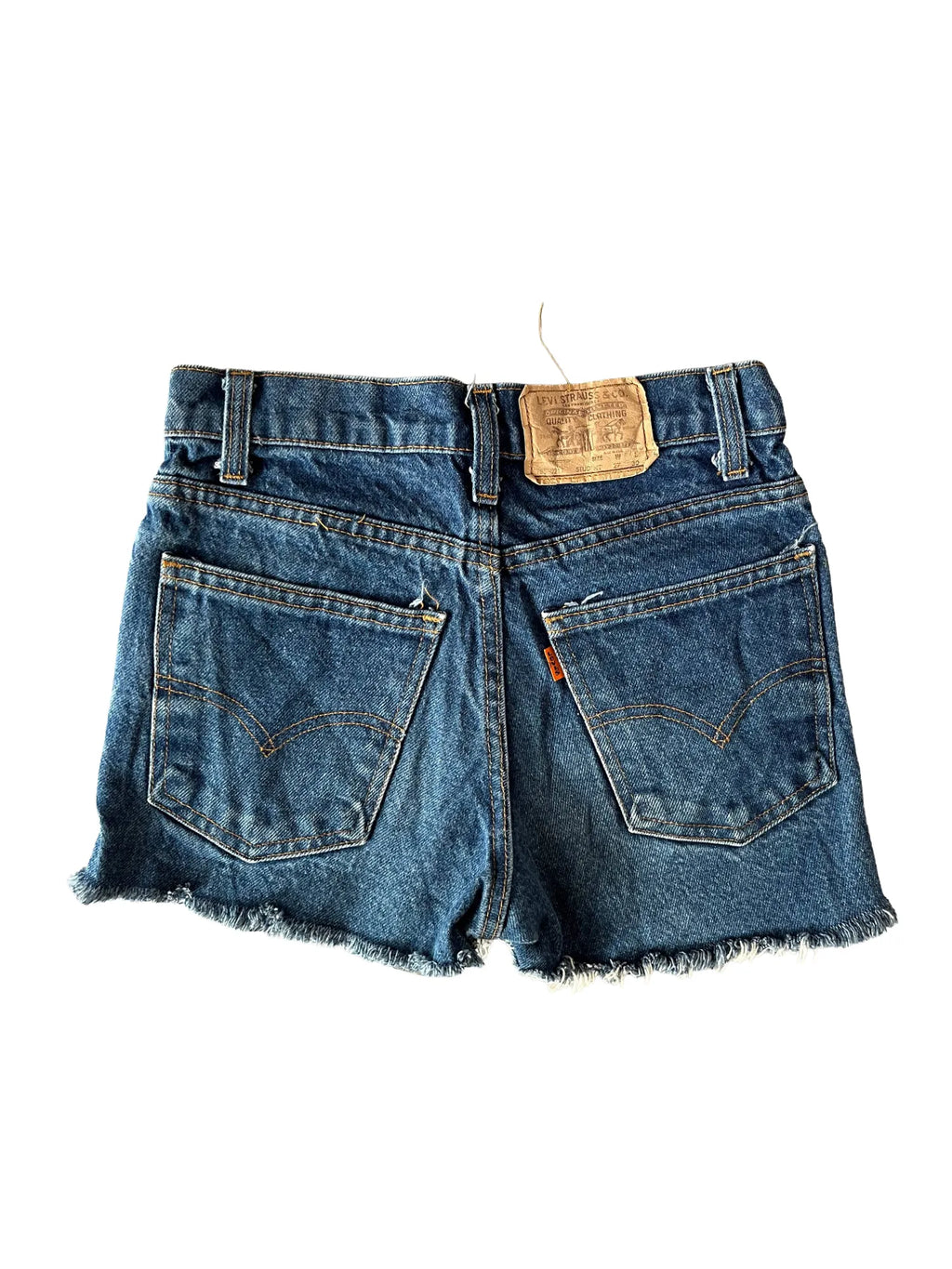 Dos du short femme Levi's en jean bleu, poches cavalières, passe ceinture, taille 34