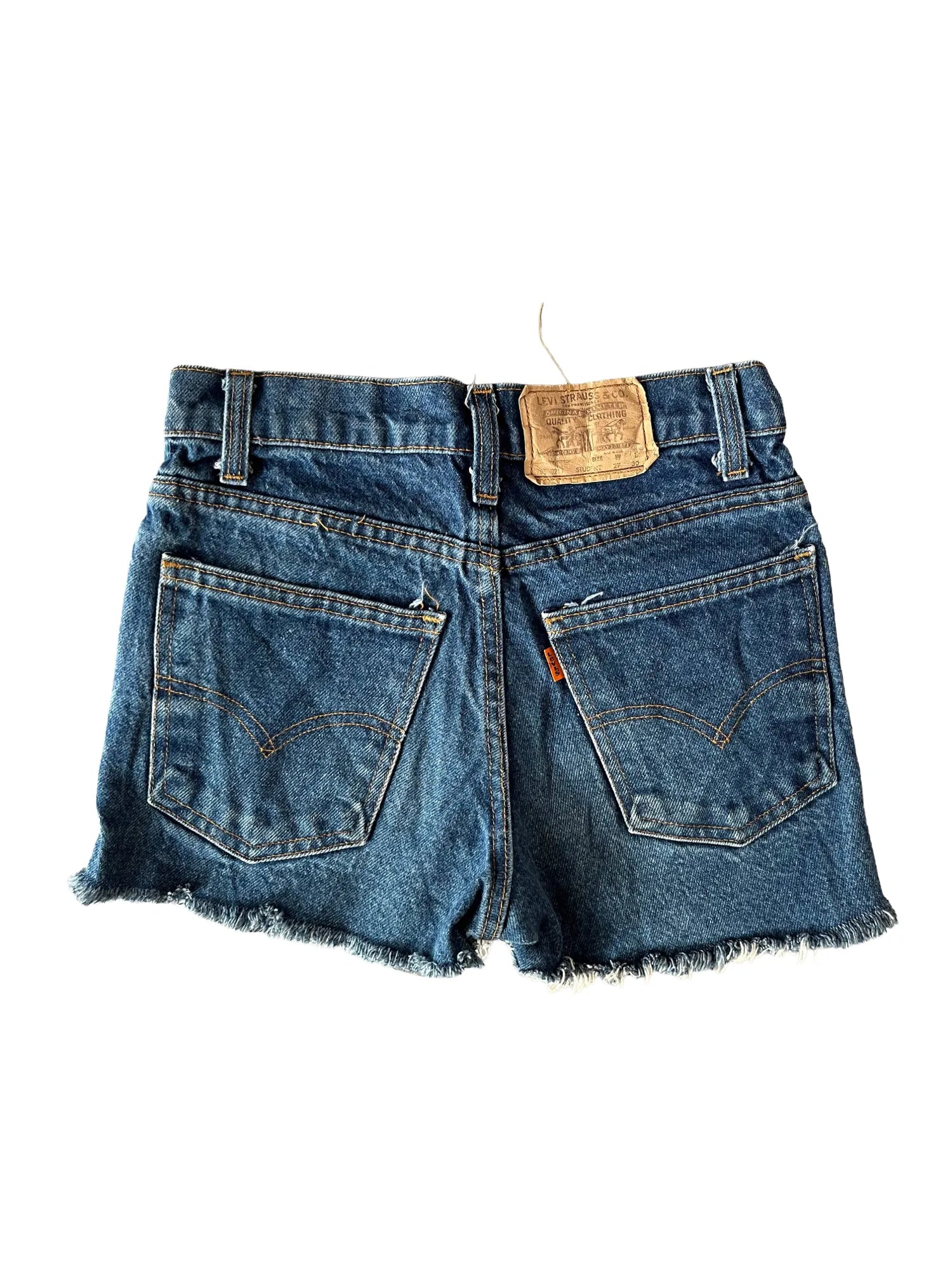 Dos du short femme Levi's en jean bleu, poches cavalières, passe ceinture, taille 34