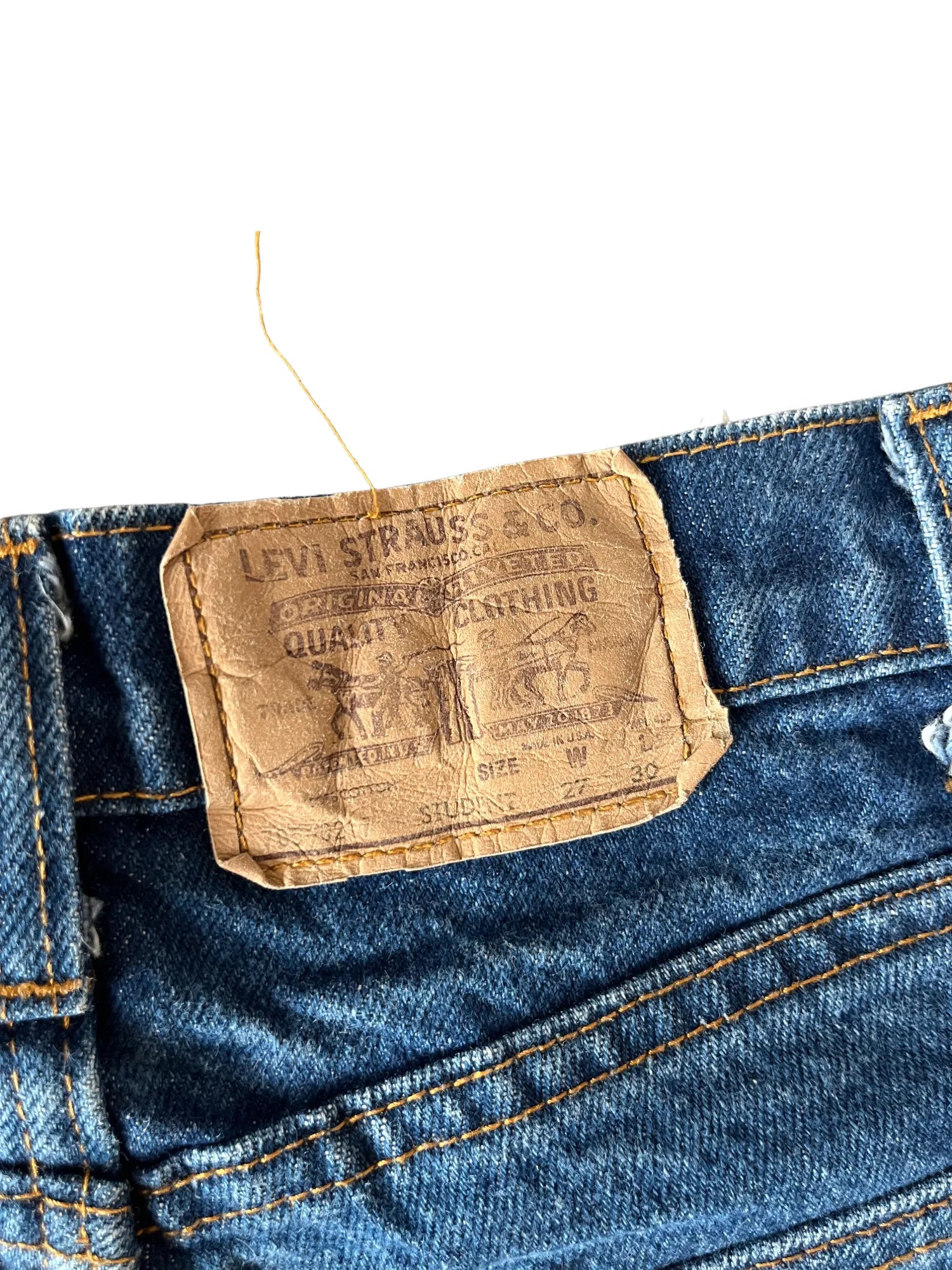 Détail patine naturelle et tissu denim 100% coton du short femme Levi's bleu taille 34