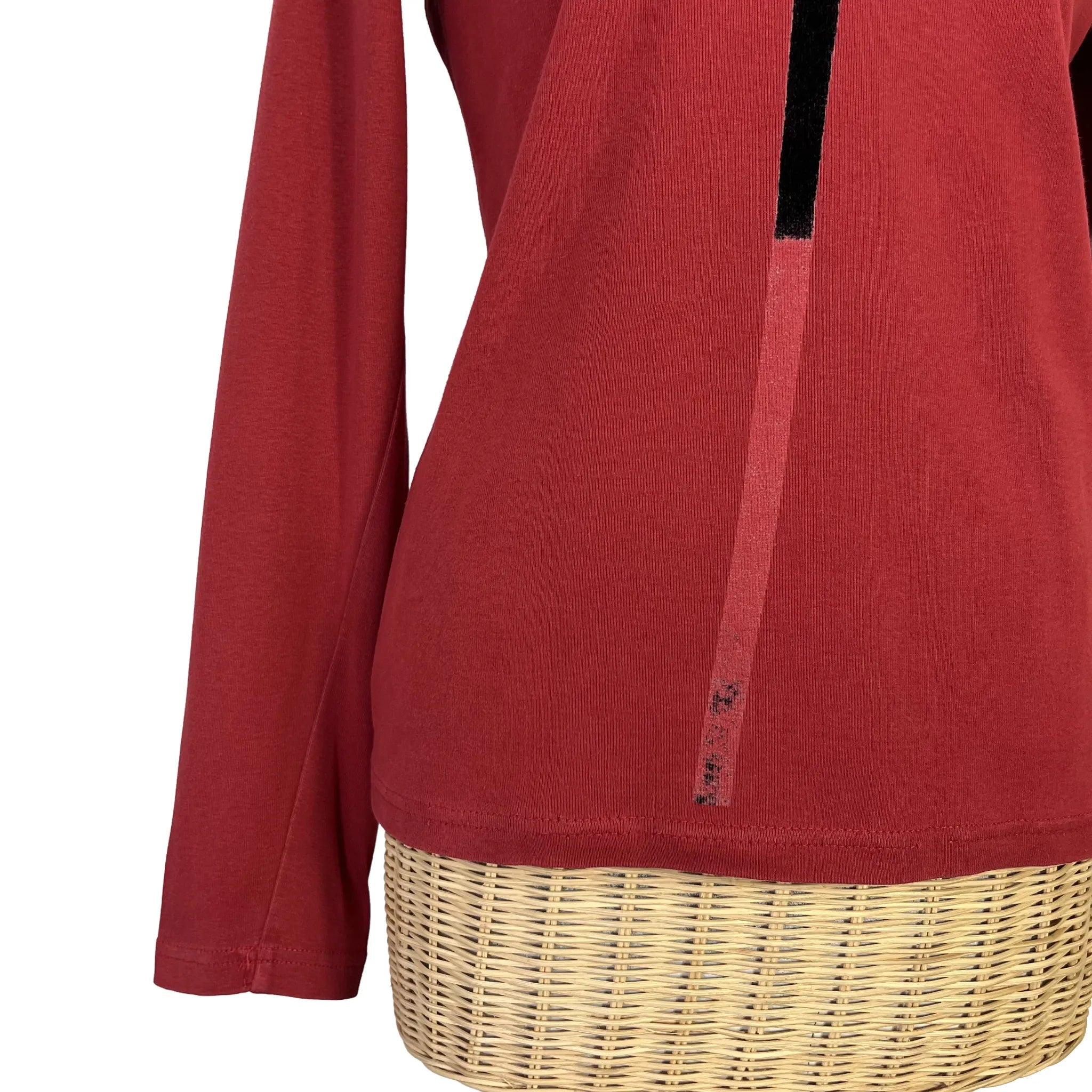 Détail bas de manche et bas du vêtement du t-shirt homme Pierre Talamon rouge, taille S