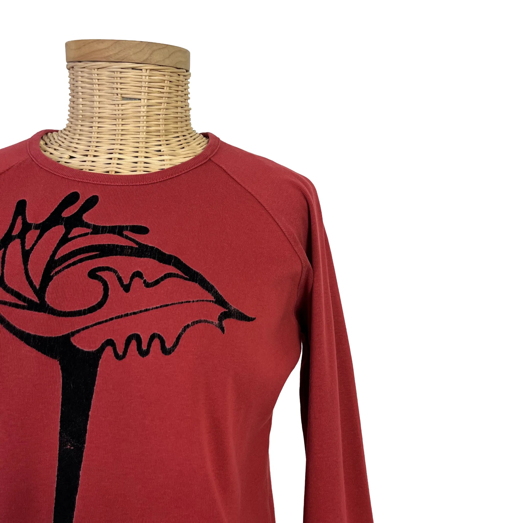 Détail épaule et col rond du t-shirt homme Pierre Talamon rouge, taille S