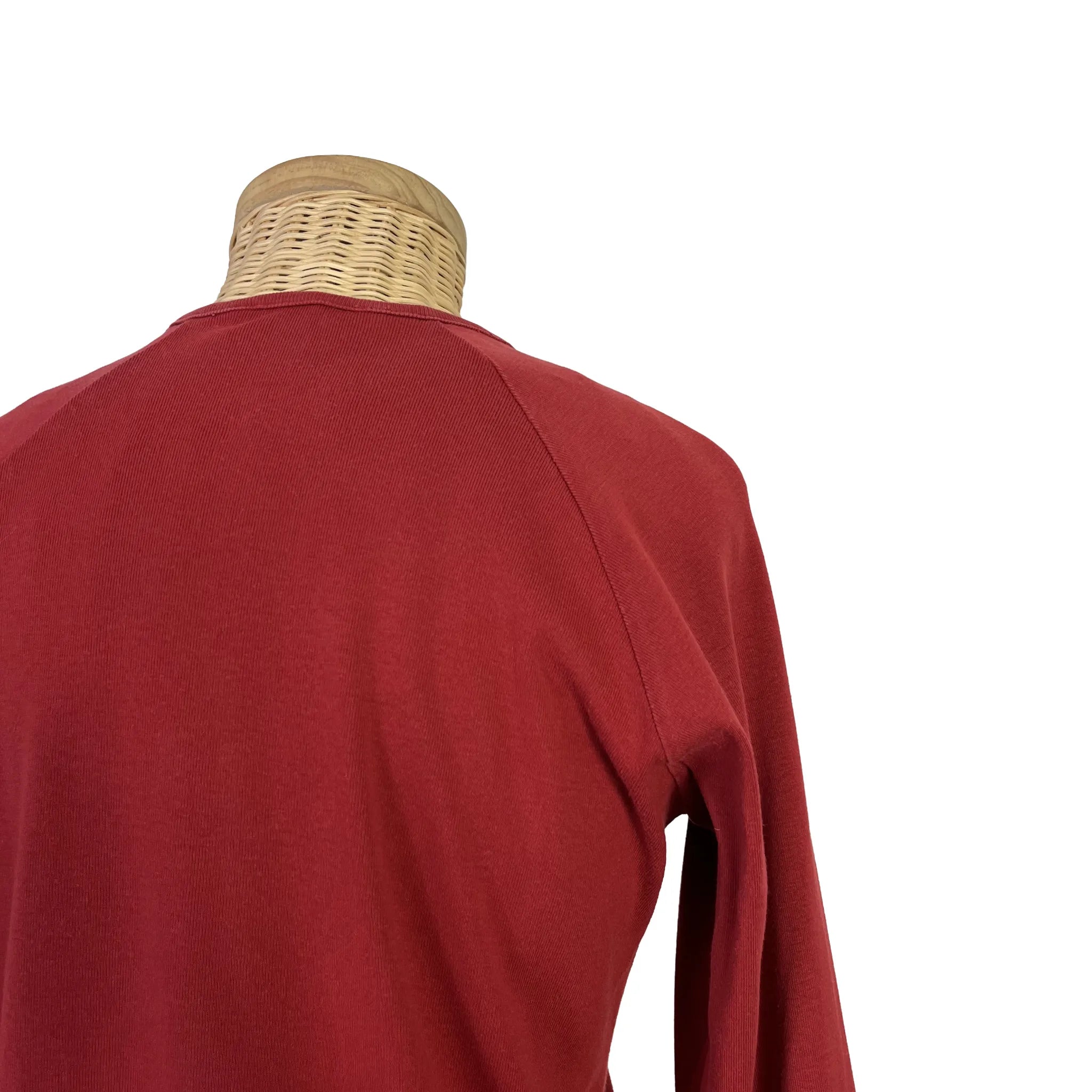 Détail épaule vue de dos du t-shirt homme Pierre Talamon rouge, taille S