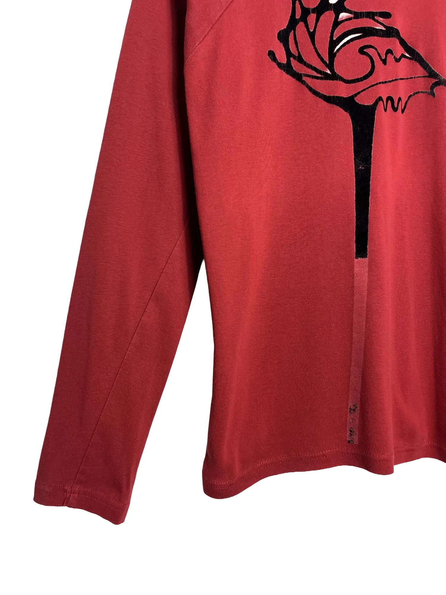 Détail motif abstrait noir sur t-shirt homme Pierre Talamon Paris rouge taille S