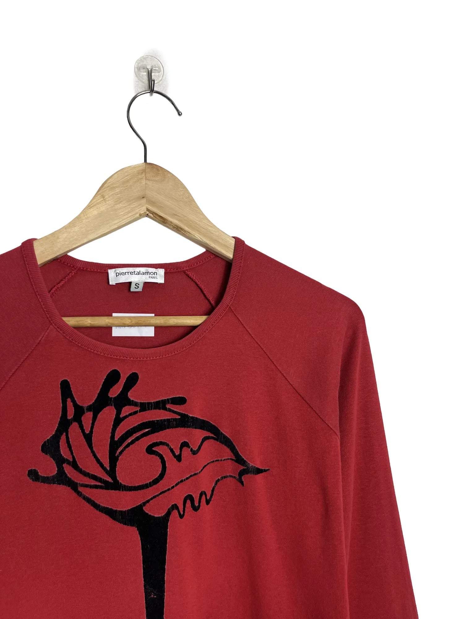 Détail étiquette Pierre Talamon Paris sur t-shirt homme rouge 100% coton taille S