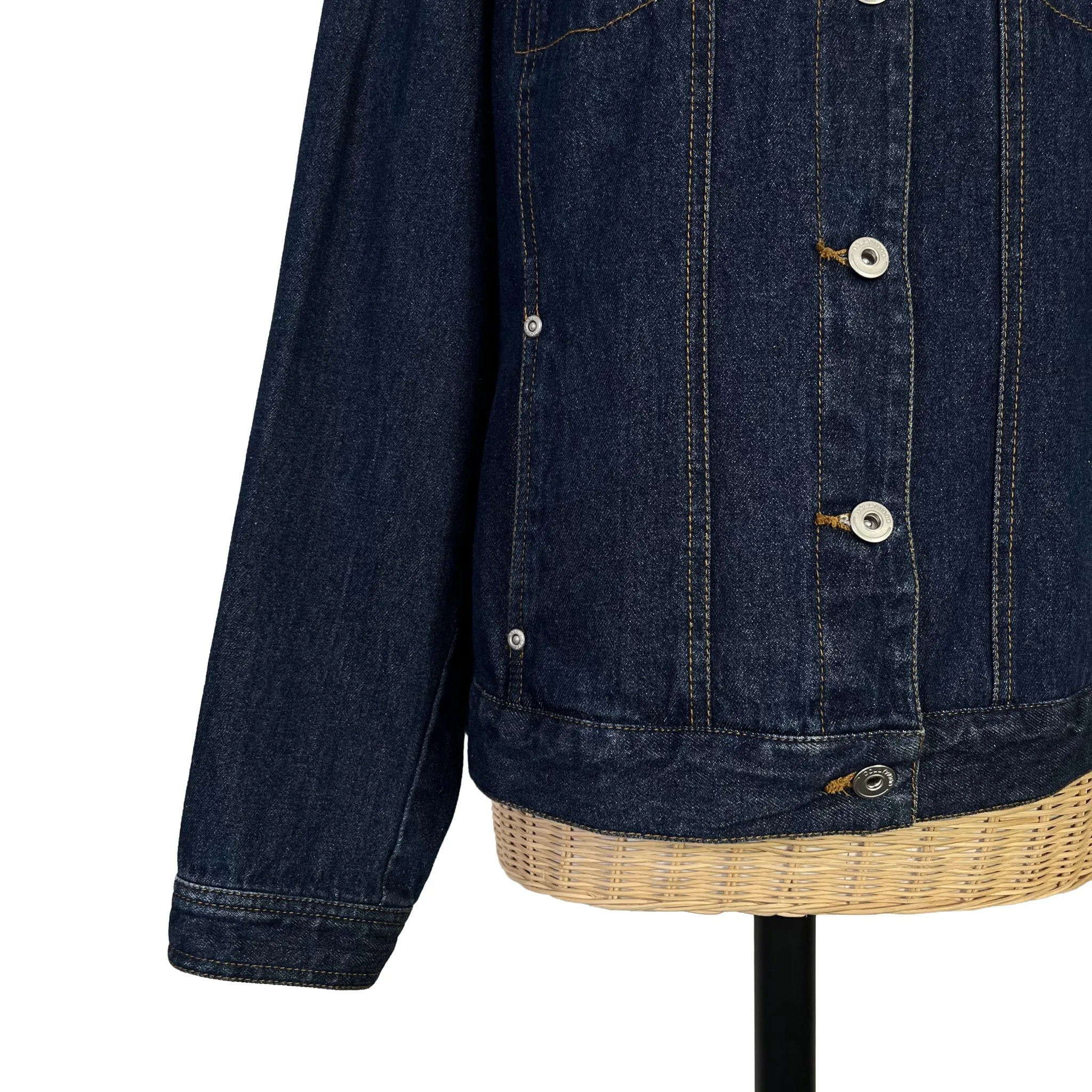 Détail bas de manche et bas du vêtement de la veste en jean femme Dollywood bleu marine, taille 44