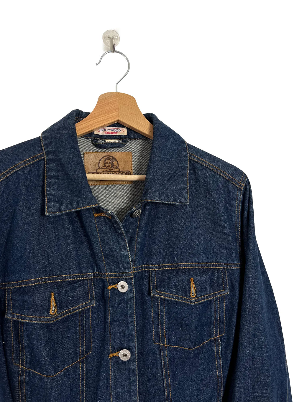 Détail poches poitrine et passepoilées de la veste en jean Dollywood bleu marine taille 44