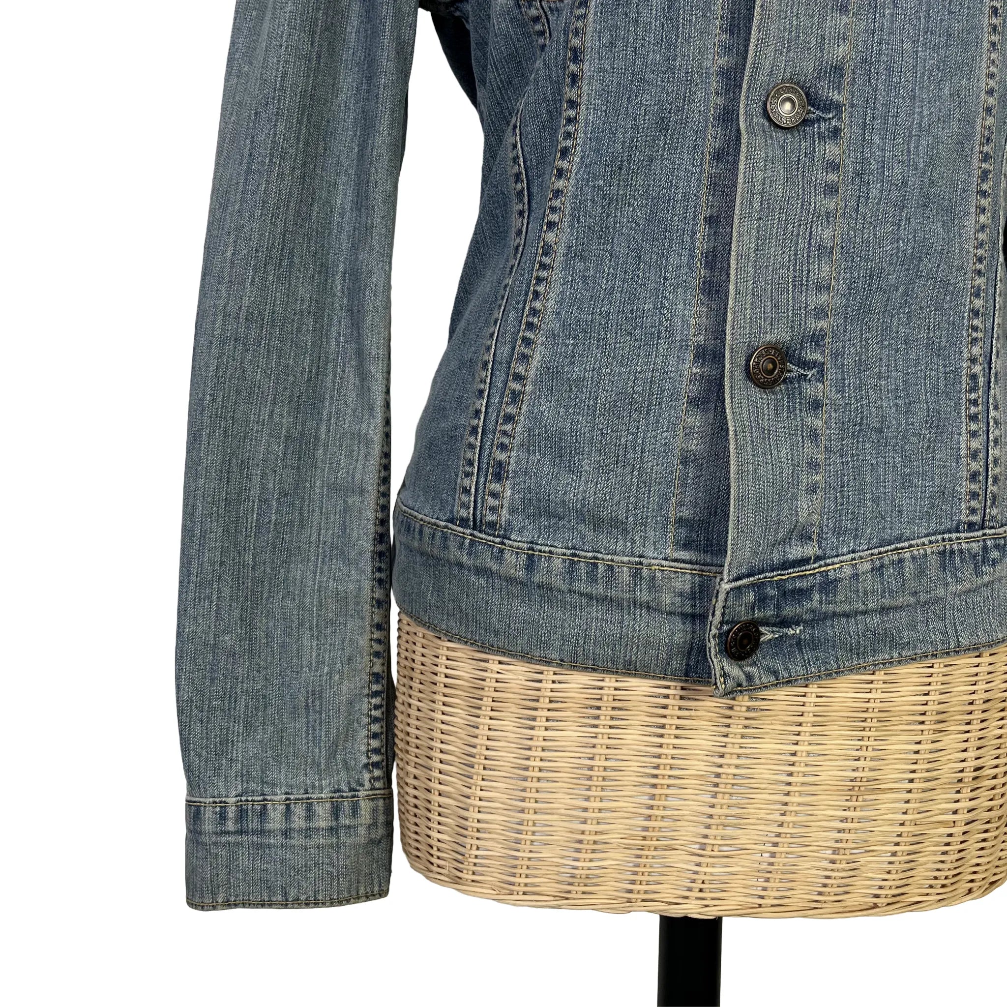 Détail bas de manche et bas du vêtement de la veste en jean femme Levi's bleu délavé, taille 38