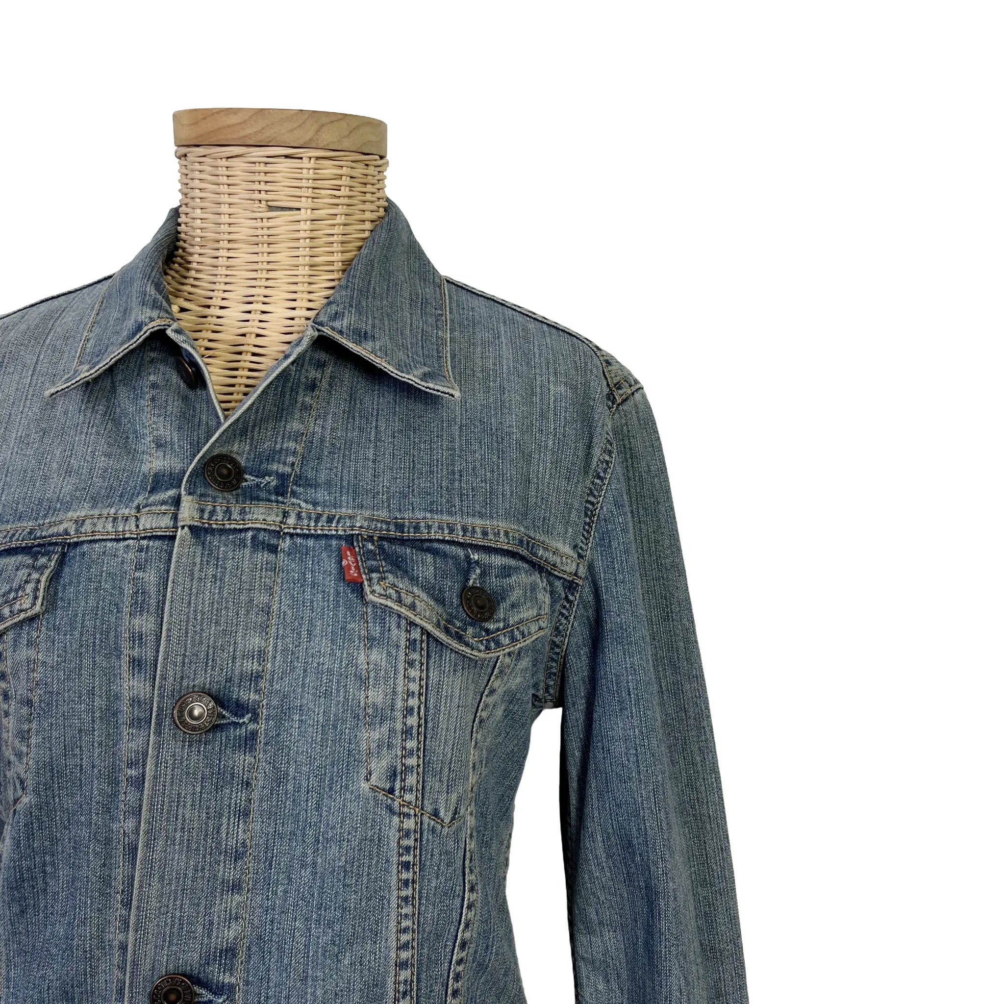 Détail épaule et col de la veste en jean femme Levi's bleu délavé, taille 38