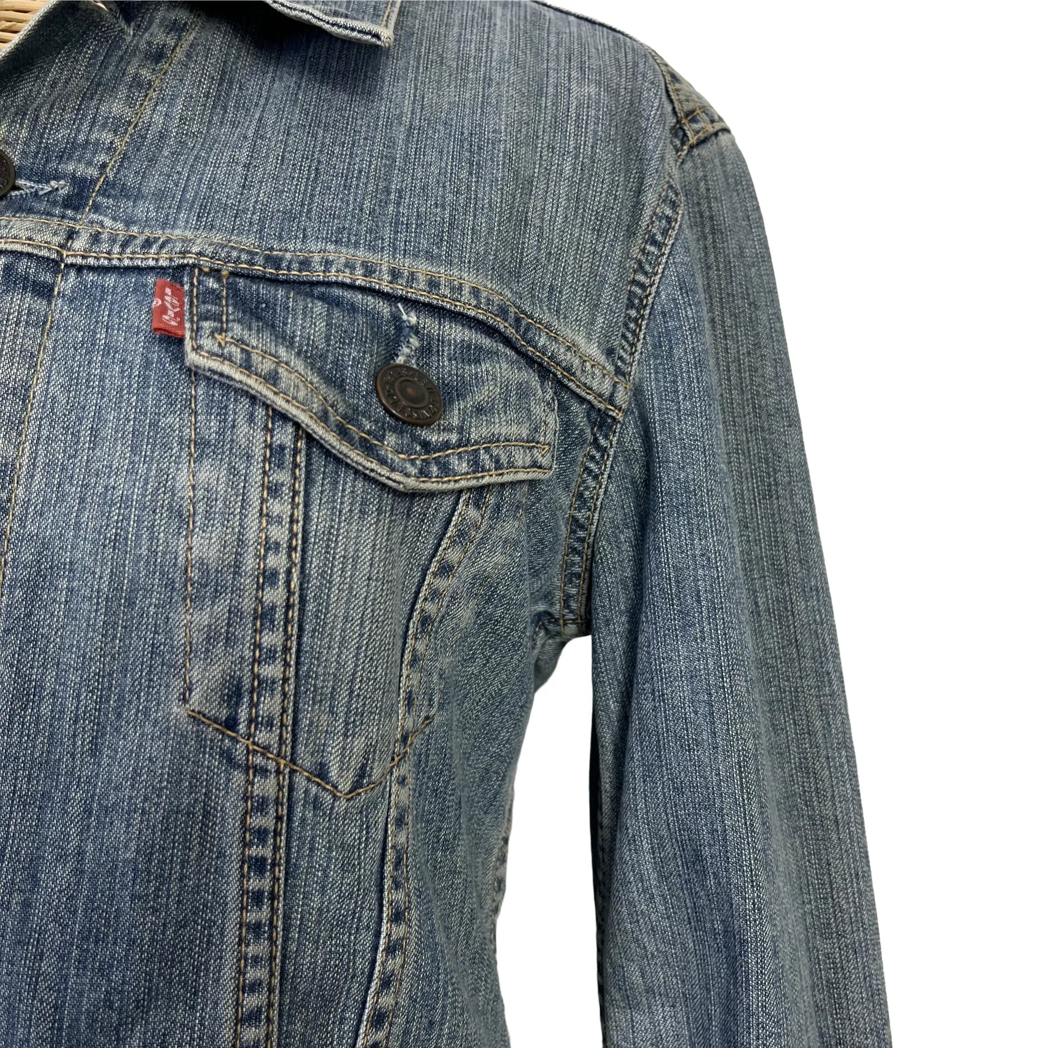 Détail logo Levi's poche cœur de la veste en jean femme bleu délavé, taille 38