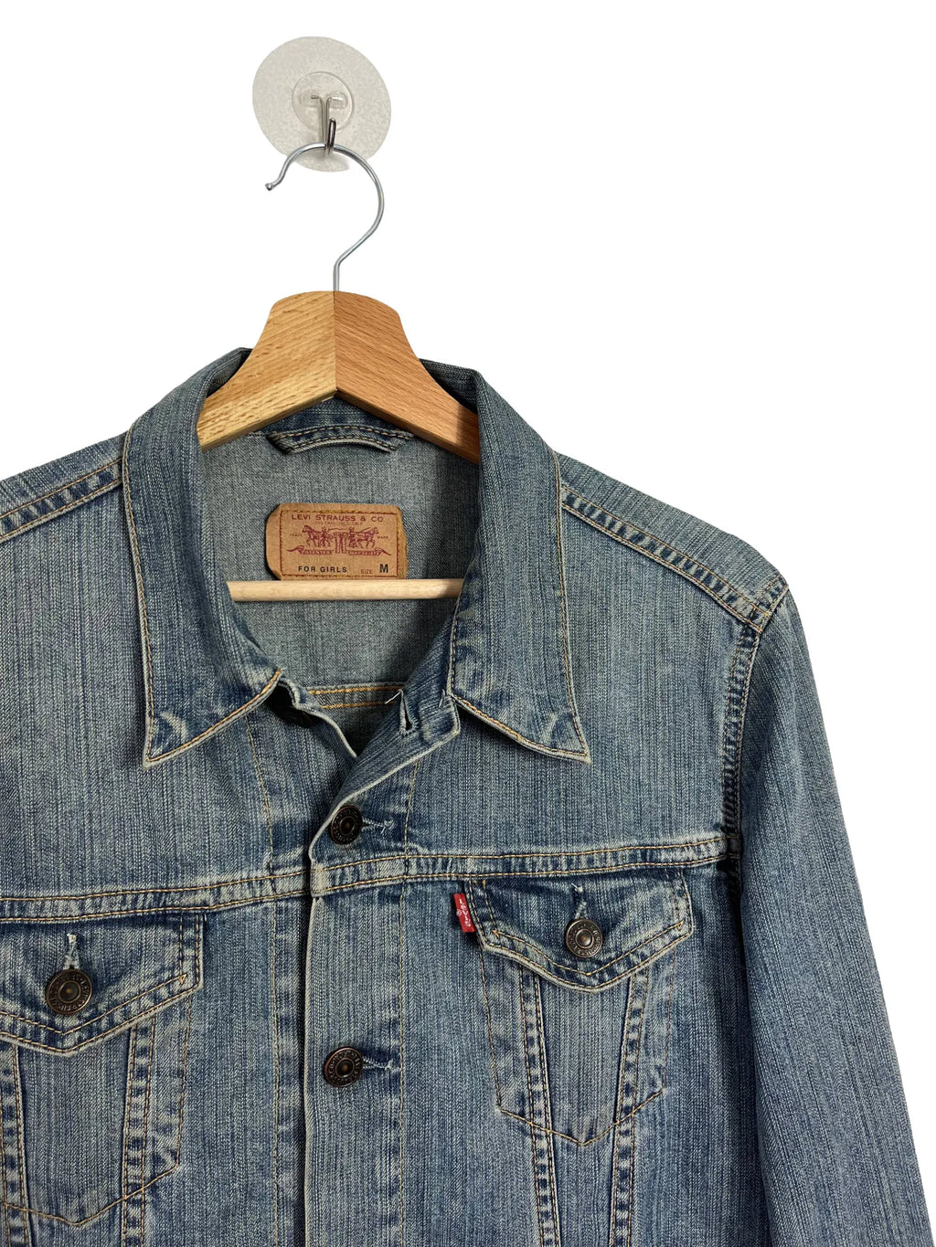 Détail poches poitrine et fermeture boutonnée de la veste en jean Levi's bleu marine délavé taille 38