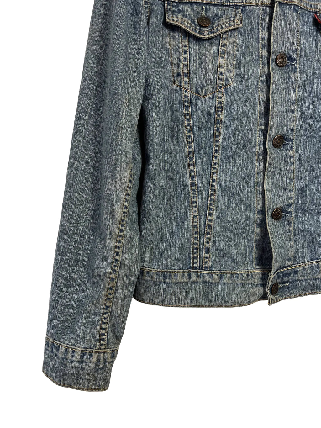 Détail étiquette et patch Levi's sur veste en jean bleu marine délavé taille 38/40