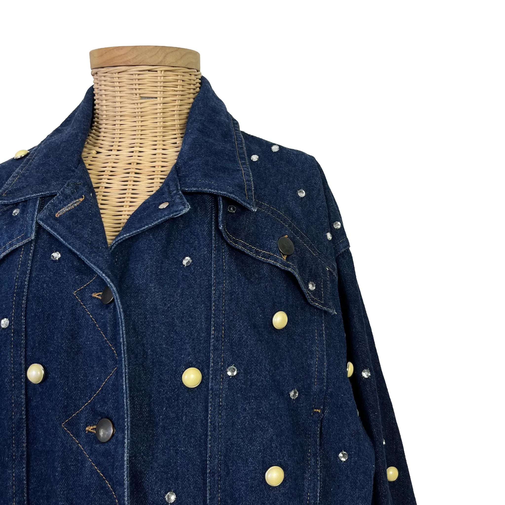 Détail épaule et col de la veste en jean Tarlazzi bleu marine oversize, taille 42