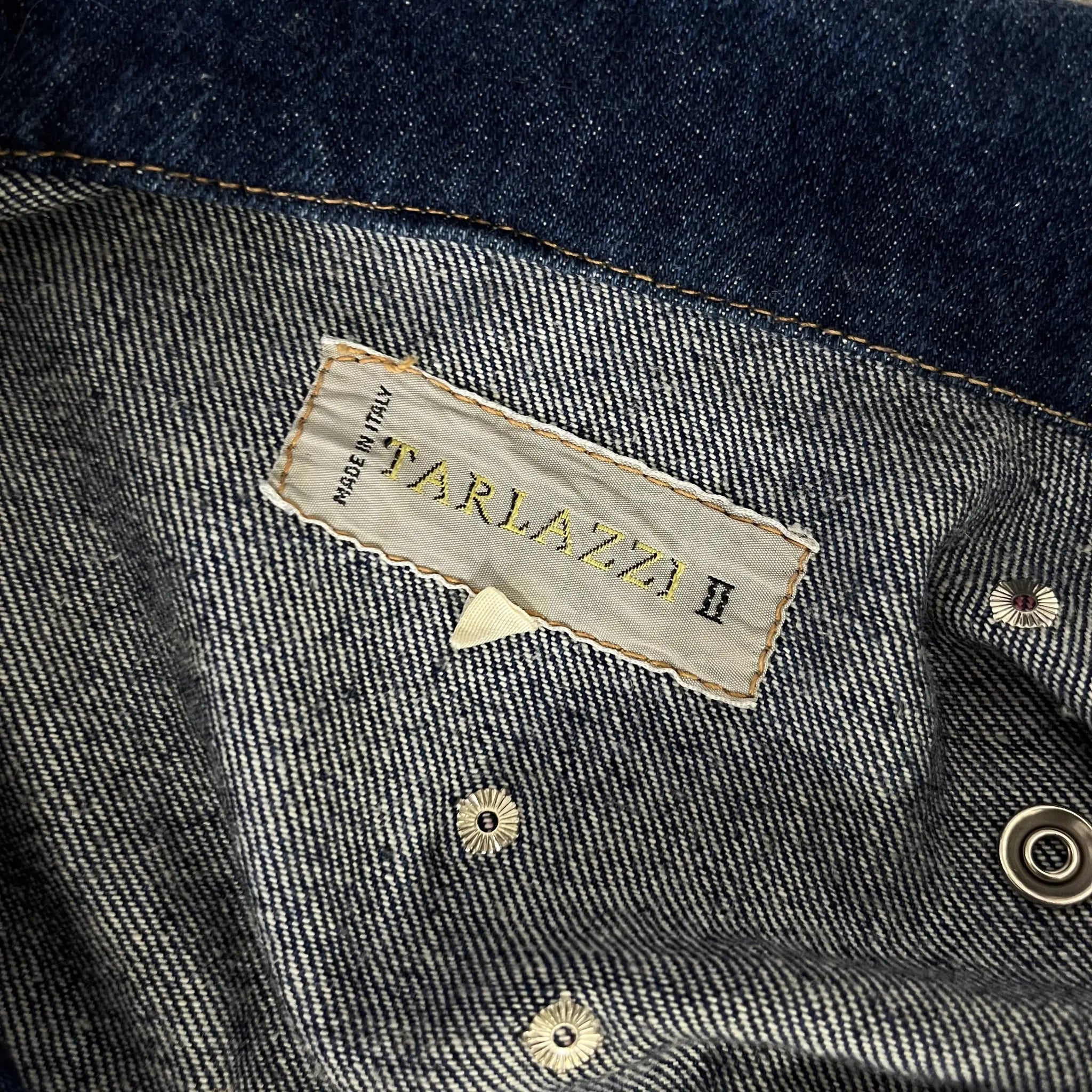 Détail étiquette Tarlazzi au col de la veste en jean bleu marine, taille 42