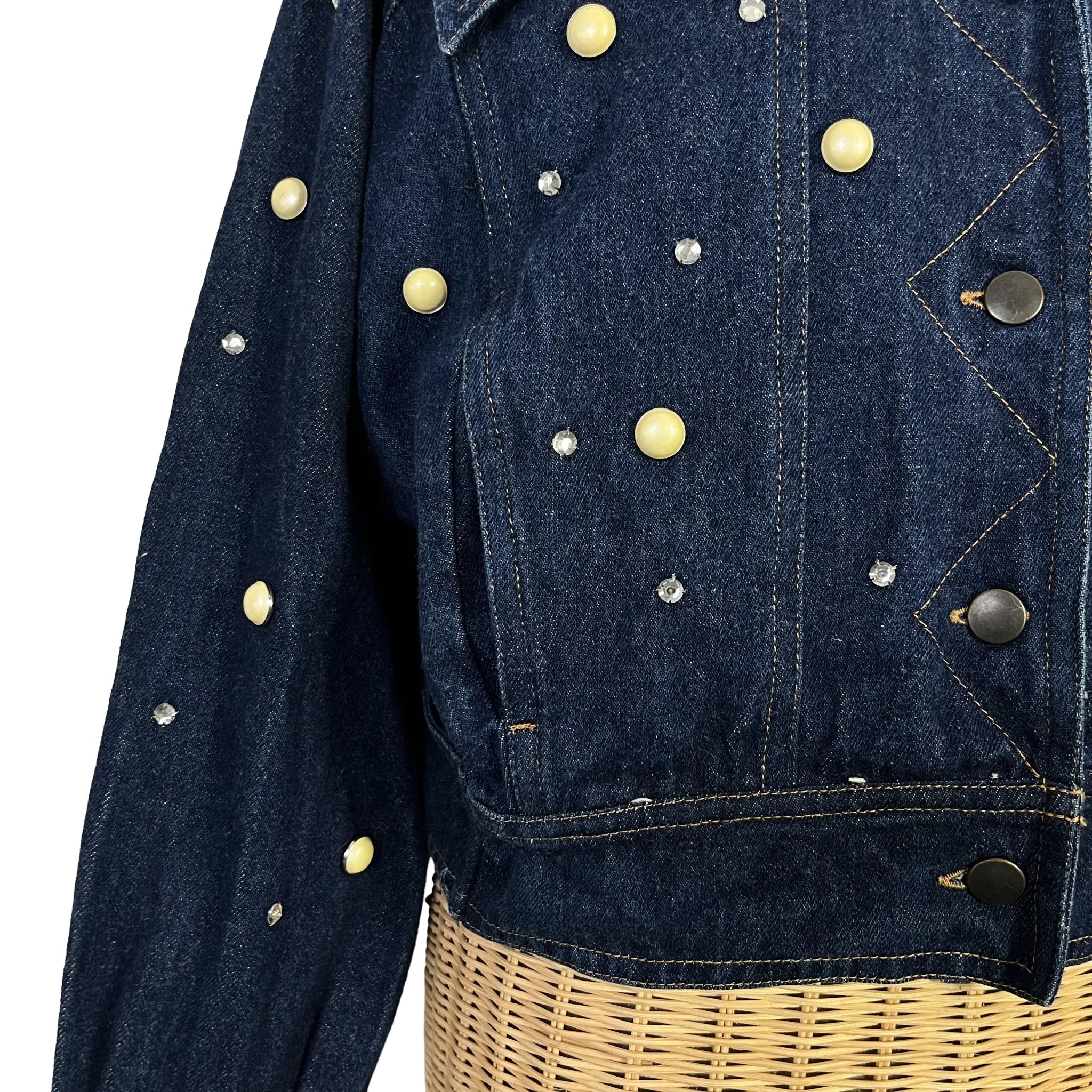 Détail poche poitrine de la veste en jean Tarlazzi bleu marine, taille 42