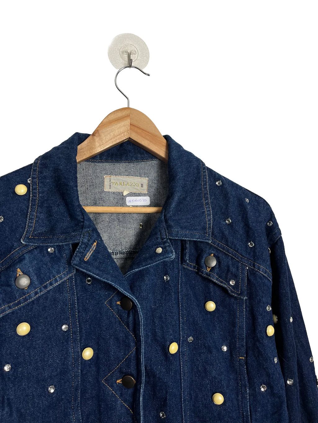 Détail poches poitrine et fermeture boutonnée de la veste en jean Tarlazzi bleu marine taille 42
