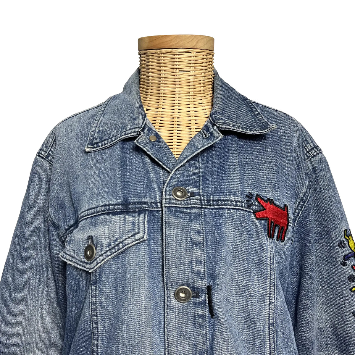 Veste en jean Keith Haring vue de trois-quarts, coupe droite