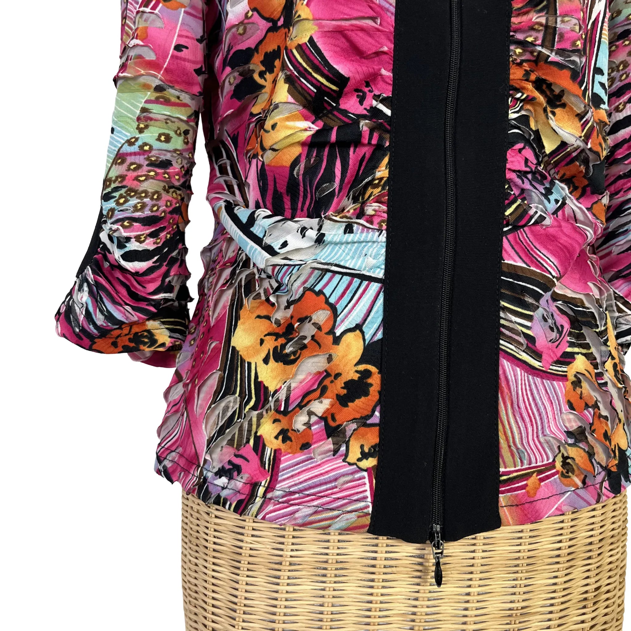 Détail bas de manche et bas du vêtement de la veste légère femme Joseph Ribkoff, taille 40/42